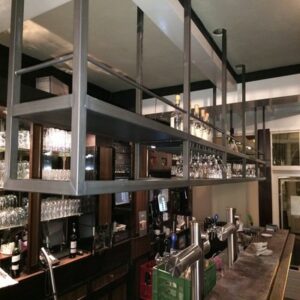 Stalen rek boven bar